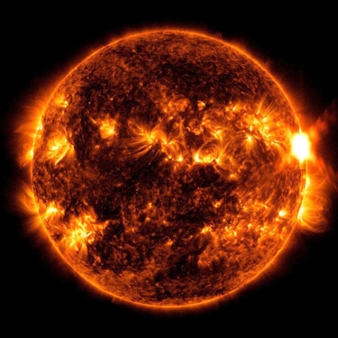 La NASA capta una fuerte erupción solar