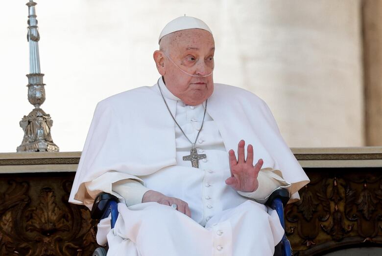 El papa Francisco vuelve ante los fieles por sorpresa en medio de su larga convalecencia