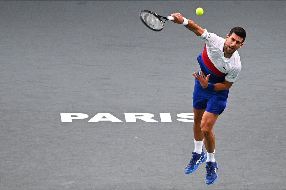 Novak Djokovic y Daniil Medvedev pasan a las semifinales en París-Bercy
