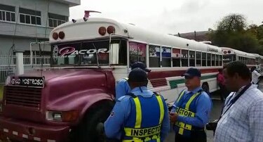 Policía impide caravana de transportistas; piden documentación a conductores