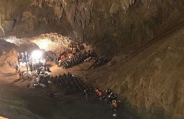 Tailandia: cavan hoyo para rescatar a 12 niños y su entrenador en una cueva