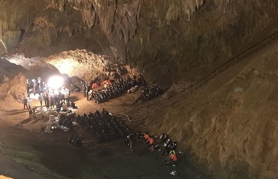 Tailandia: cavan hoyo para rescatar a 12 niños y su entrenador en una cueva
