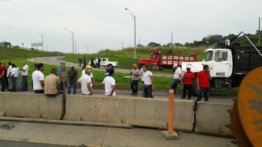 Camioneros y taxistas bloquearon los corredores