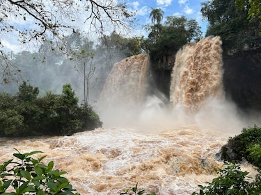 Las Cataratas del Iguazú continúan bajo caudal de agua en aumento