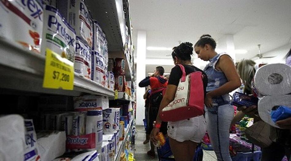 Venezolanos de clase media gastan sus ahorros en comida