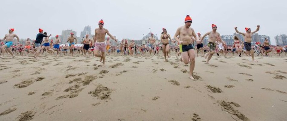 Miles de personas celebran el Año Nuevo en Holanda lanzándose al mar helado