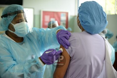 Reportan que 2,728 personas han recibido la vacuna contra la Covid-19 en Panamá