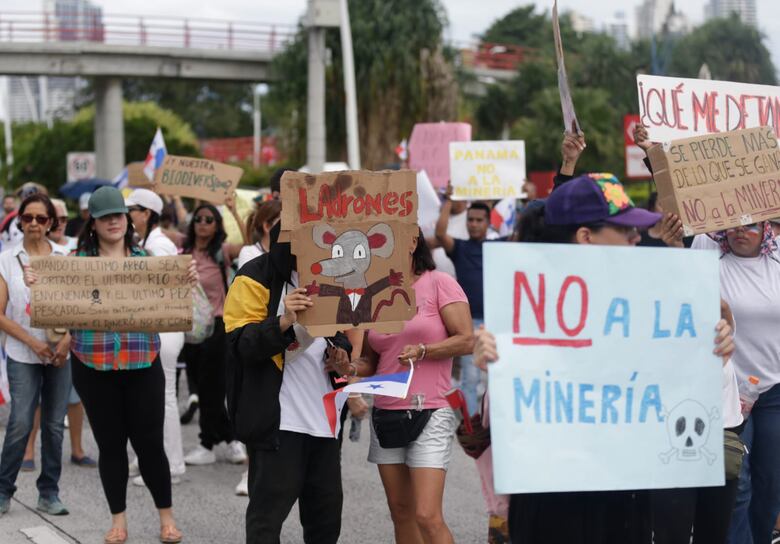 ‘Abajo el contrato minero’ piden los ciudadanos en una protesta en la cinta costera 