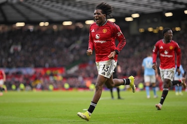 Carrick debuta con triunfo en el derbi de Mánchester