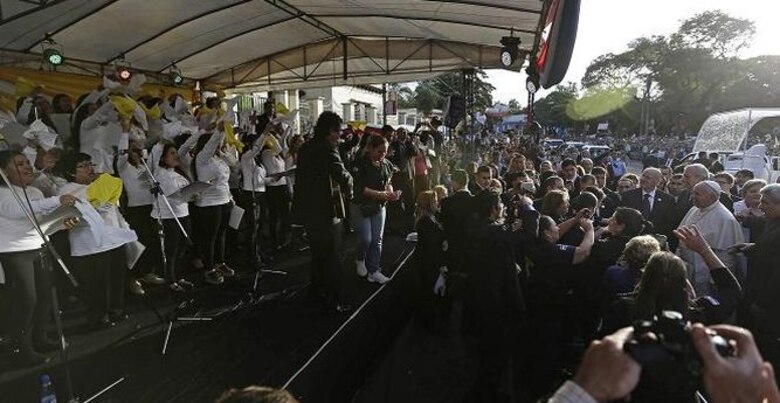 Papa Francisco inicia visita a Paraguay