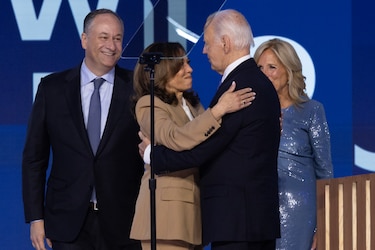 Biden entrega la antorcha a Harris: ‘Amo este trabajo, pero amo más a mi país’