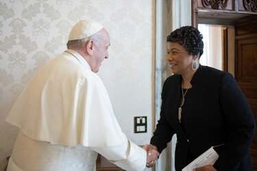Hija de Martin Luther King Jr. se reúne con el papa Francisco