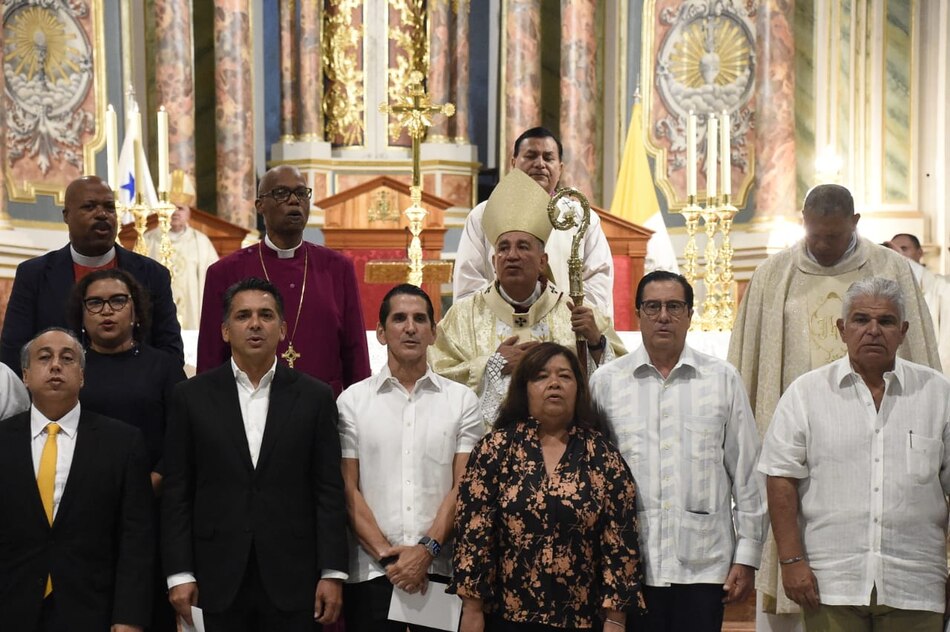 Los candidatos cantaron el himno y se dieron la paz en una misa; al salir, volvieron los dardos