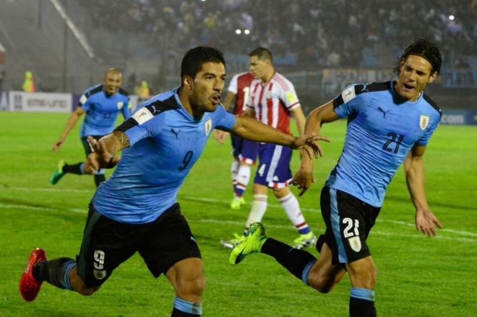Uruguay golea 4-0 a Paraguay en gran noche de Luis Suárez