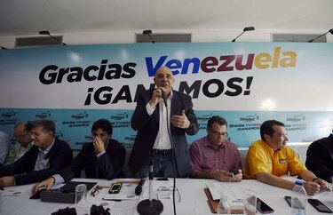 Oposición hace planes con el poder mientras el chavismo busca culpables