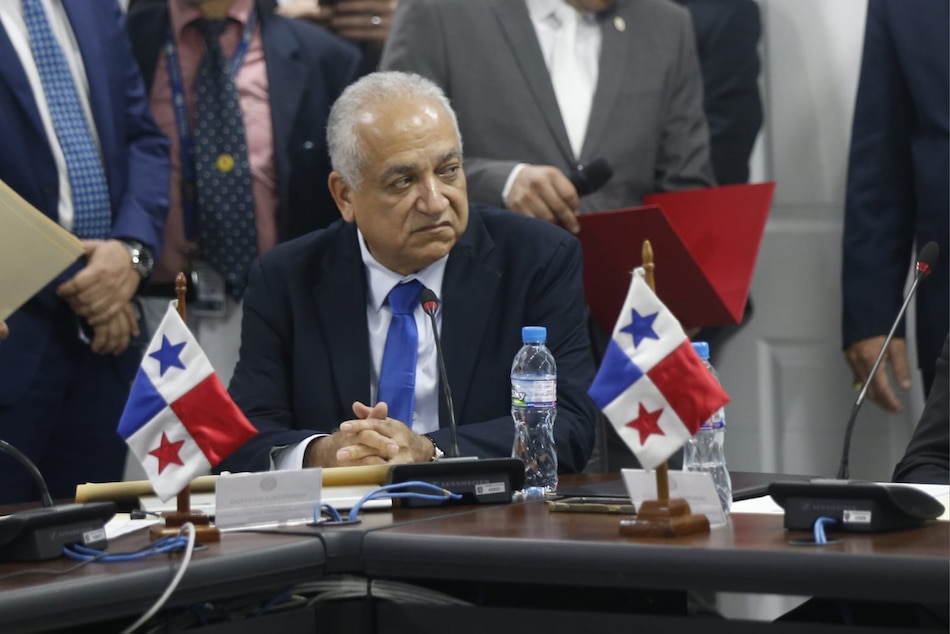 Camacho presenta informe al pleno de la Asamblea para que se discuta ley de amnistía que favorece a corruptos