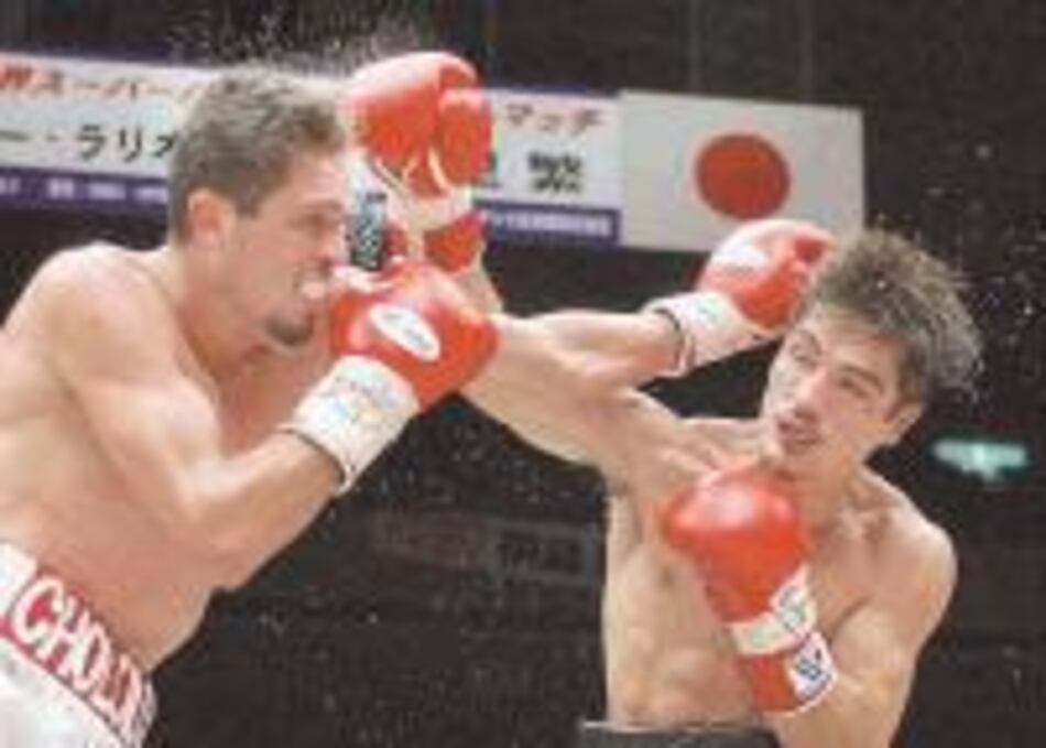 Larios conserva su cetro en duro en combate