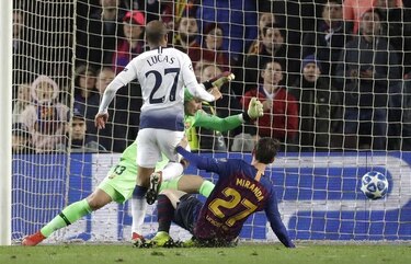 Tottenham avanza tras empatar con el Barça