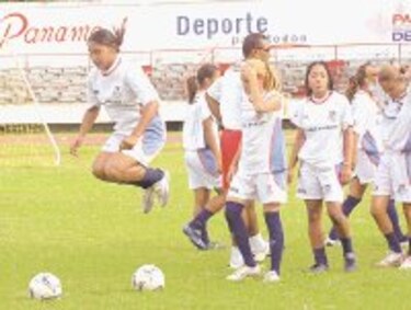 Las damas saltan a la cancha