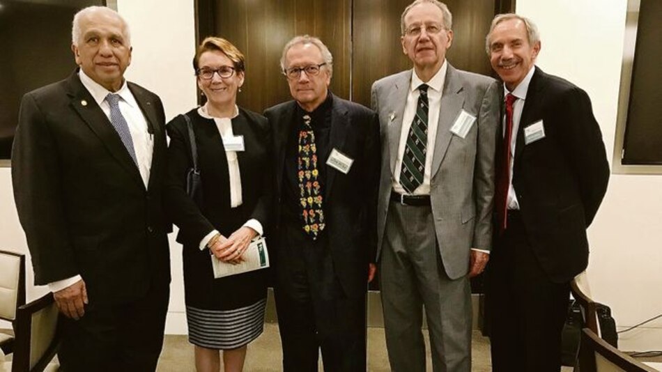 Galeno panameño recibe reconocimiento