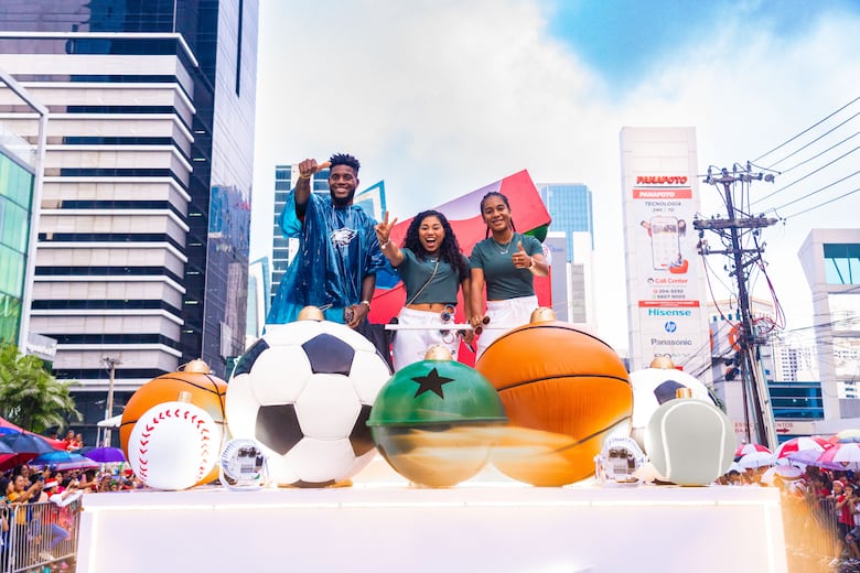 Nike brilló en el desfile navideño de la Alcaldía de Panamá con su regalo mágico: el deporte