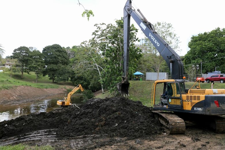 15,000 mil metros cúbicos de sedimentación y basura se extrae del río Cárdenas en Clayton