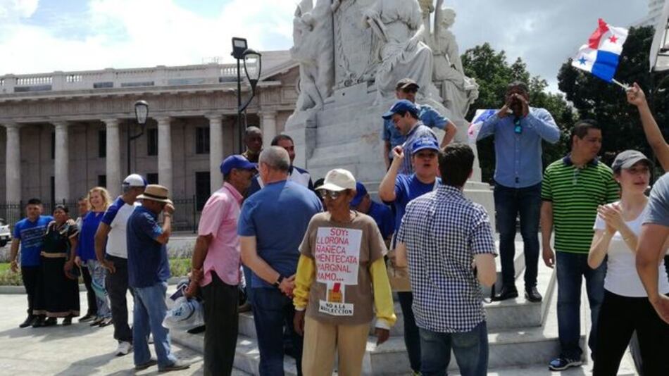 Ciudadanos se manifiestan contra la reelección de políticos