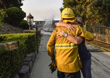 Al menos 10 muertos tras devastadores incendios en California