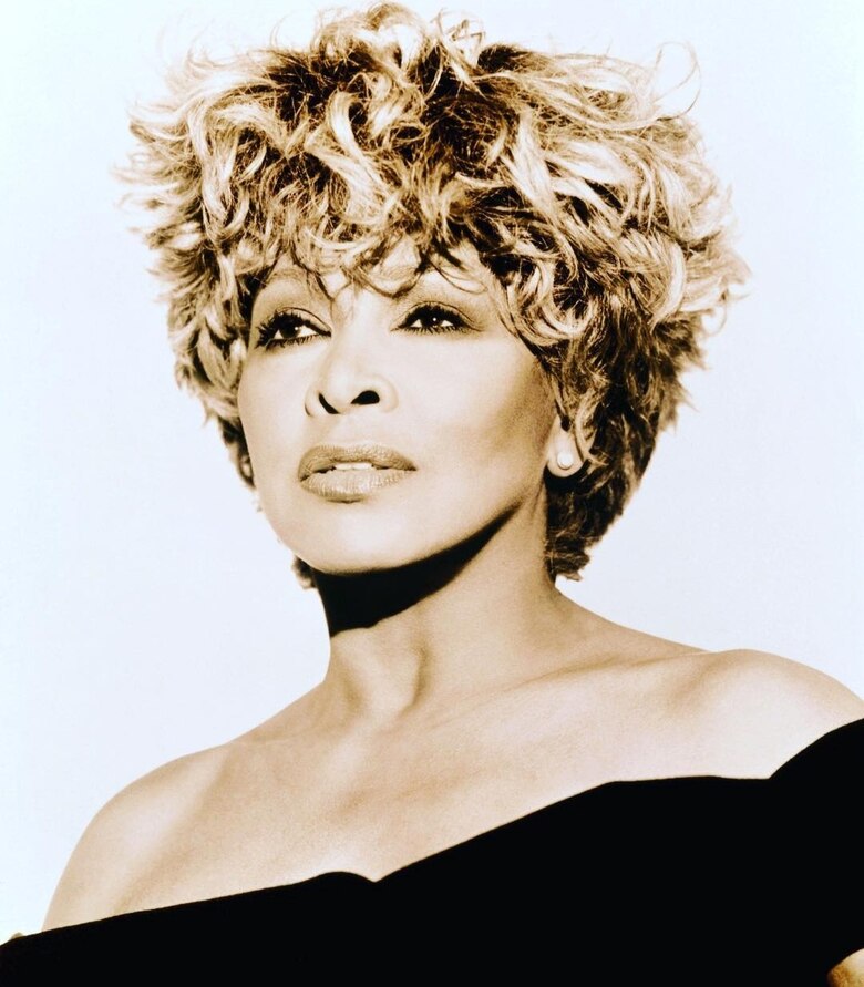 Fans de Tina Turner homenajean con flores y velas a la reina del rock