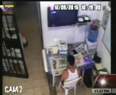 Difunden fotos de opositor venezolano López para negar precariedad de su reclusión