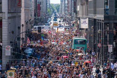 Berlín: miles de personas protestan contra las restricciones por el nuevo coronavirus