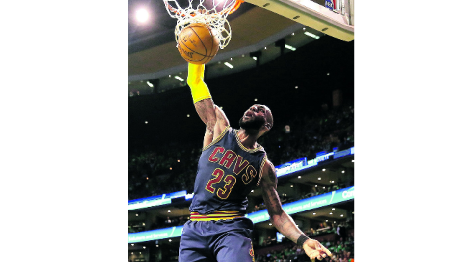 LeBron pasó a Jordan con más puntos en ‘playoffs’