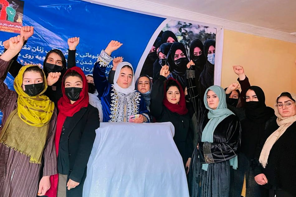 Los talibanes prohíben el sonido de la voz de mujer y marcan el hiyab como innegociable