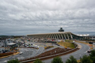 Congresista propone renombrar el aeropuerto internacional de Washington como Donald Trump 