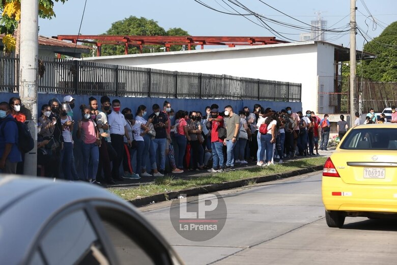 Largas filas de personas, en su mayoría jóvenes, durante el primer día de barridos en 8 circuitos del país
