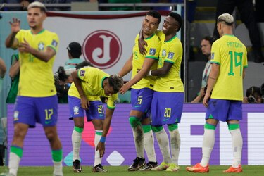 Tite alaba a Rodrygo y a Casemiro tras clasificación