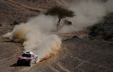 Carlos Sainz toma el mando en el Dakar
