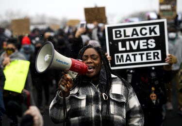Arrestan por homicidio culposo a mujer policía que mató a joven afroestadounidense en Minneapolis