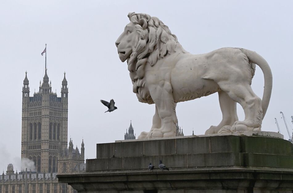 Reino Unido camina solo por primera vez desde 1973