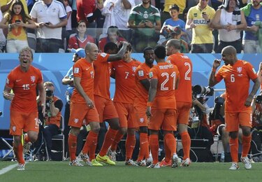 Holanda vence 2-0 a Chile y gana su grupo