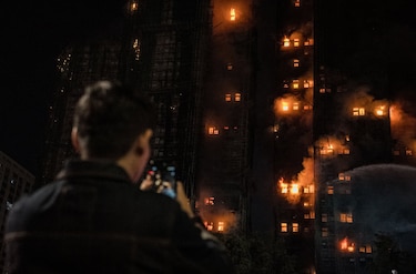 Un enorme incendio en un complejo de rascacielos residenciales en Hong Kong deja al menos 44 muertos y cientos de desaparecidos