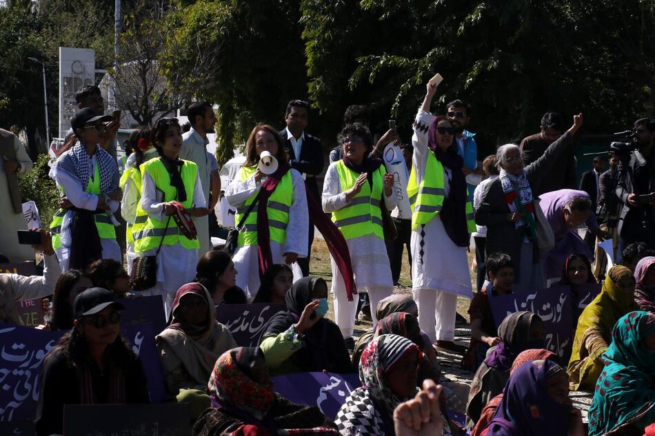 Mujeres marchan en Islamabad en el Día de la Mujer pese a no tener permiso de autoridades