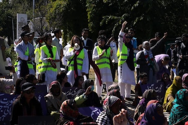 Mujeres marchan en Islamabad en el Día de la Mujer pese a no tener permiso de autoridades