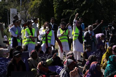 Mujeres marchan en Islamabad en el Día de la Mujer pese a no tener permiso de autoridades