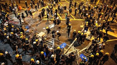 Hong Kong vuelve al caos con noche de incidentes entre manifestantes y la policía
