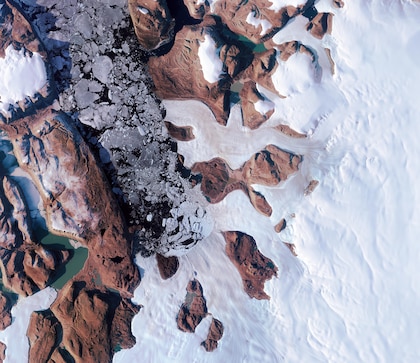 Describen cómo los lagos subglaciales de Groenlandia fracturan e inundan la capa de hielo