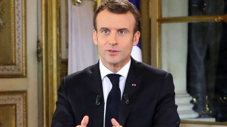 Emmanuel Macron acelera recorte de impuestos y sube salarios