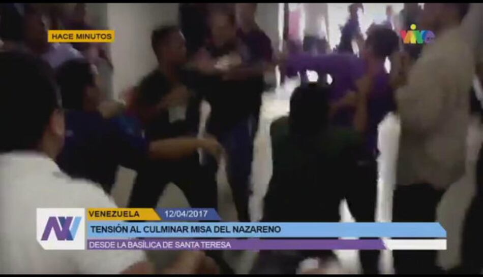 Video: Misa de Semana Santa termina a golpes entre chavistas y opositores en Caracas