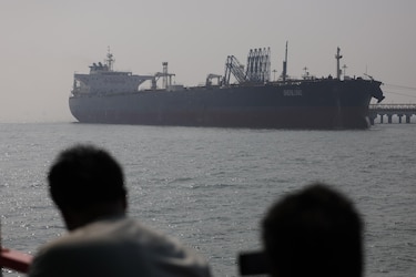 Navieras de Asia observan con cautela el desbloqueo del estrecho de Ormuz