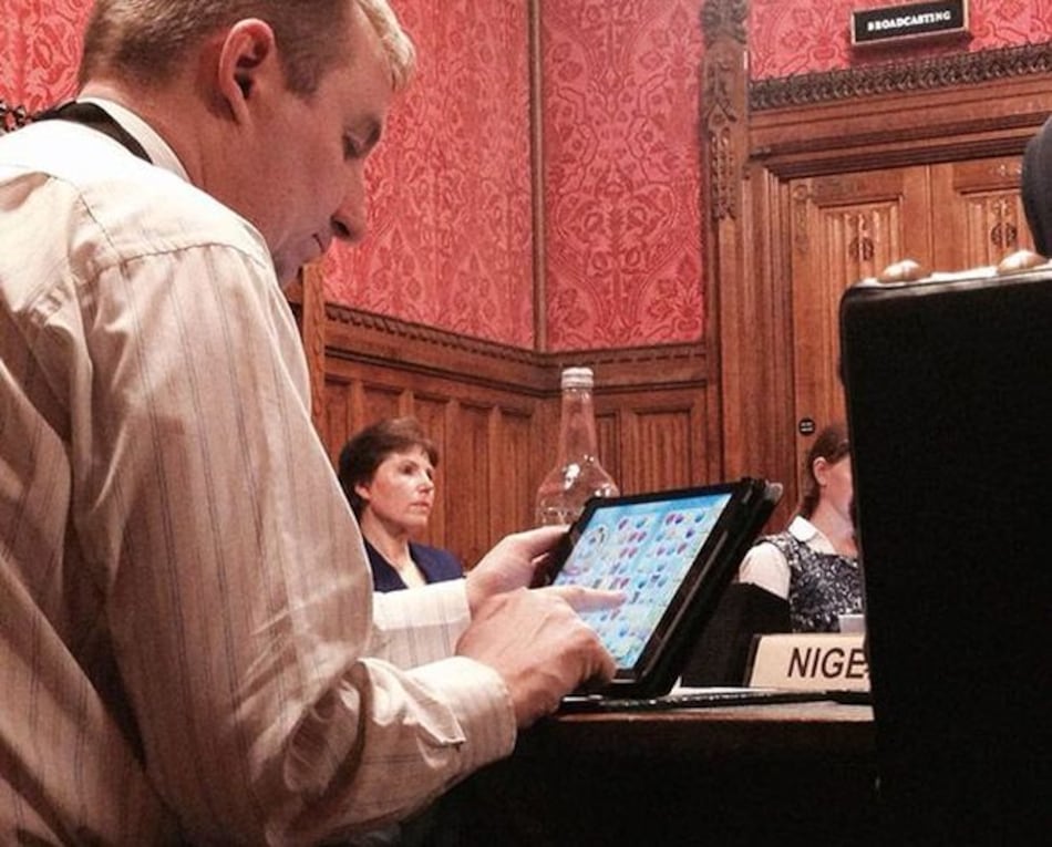 Diputado se disculpa por jugar Candy Crush en el parlamento